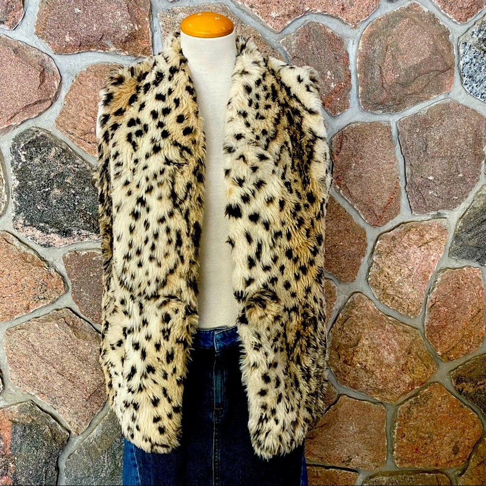 🍄Amazing 1970s vintage boho faux fur vest. Made in Canada.